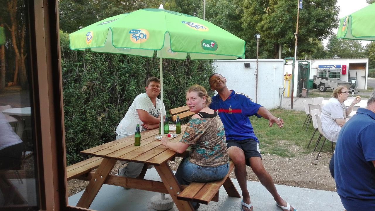 Camping Loisirs Des Groux Mousseaux-sur-Seine Eksteriør billede